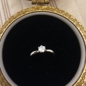 【ウィスプ(WISP)の口コミ】 ダイヤに向けて指輪が細くなっているので
シンプルでも他の指輪とはひと味…