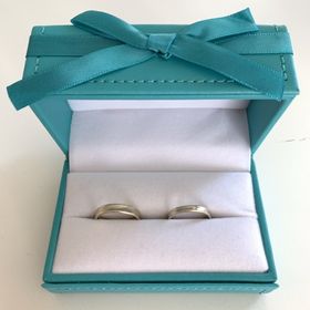 【Rauschmayer(ラウシュマイヤー)の口コミ】 とてもシンプルで男女共に
身につけやすいデザインが決め手です。
また鍛…