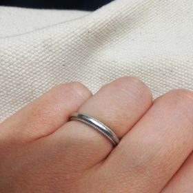 【ヴァンドーム青山(VENDOME AOYAMA)の口コミ】 ダイヤはついていませんが
ミル打ちとなっているのでシンプルすぎずおすす…