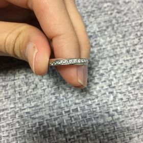 【アンジェリックフォセッテ(Angelique Fossette)の口コミ】 デザインはダイヤが入った物がよく、かつ横のラインでダイヤが流れるよう…