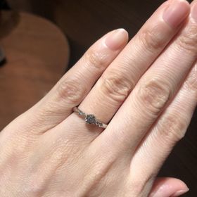 【ラザール ダイヤモンド(LAZARE DIAMOND)の口コミ】 メレダイヤが付いているもので探していて、インターネットで色々な指輪を…