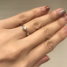 【ラザール ダイヤモンド(LAZARE DIAMOND)の口コミ】 Nassau
ティファニーのハーモニーと悩みましたが、よりダイヤモンドの輝き…