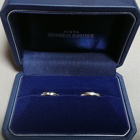 【銀座ダイヤモンドシライシの口コミ】 夫とデザインがほぼ一緒のものがよかったので、これになりました。メレダ…