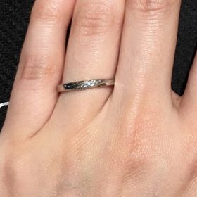 【銀座ダイヤモンドシライシの口コミ】 シンプルなものを探していたのですが、ダイヤモンドが一点のものだと寂し…