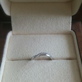 【Ponte Vecchio(ポンテヴェキオ)の口コミ】 サプライズでいただいた婚約指輪がＳラインのものだったので、重ねてつけ…