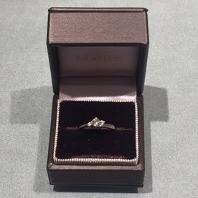 【アイプリモ(I-PRIMO)の口コミ】 流れるような流線型の指輪は指が細くなると聞いたので、クロスしてるよう…