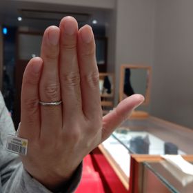 【銀座ダイヤモンドシライシの口コミ】 婚約指輪もシライシさんのものを贈っていただいたので、結婚指輪も同じブ…