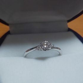 【GALA JEWELRY(ガラジュエリー)の口コミ】 シンプルで着けやすい物を探していました。また、ダイヤモンドが目立つよ…