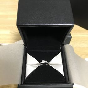 【エクセルコダイヤモンド(EXELCO DIAMOND)の口コミ】 婚約指輪なので少し華やかさのあるものを探していました。実際に試着をさ…
