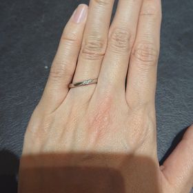 【TRECENTI(トレセンテ)の口コミ】 指馴染み・つけ心地が良く、デザインもシンプルで婚約指輪との重ねづけが…