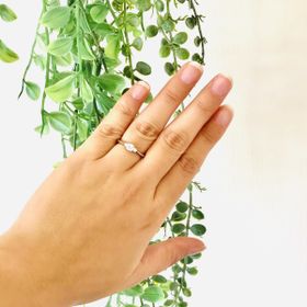 【ラザール ダイヤモンド(LAZARE DIAMOND)の口コミ】 デザインが気に入りました。横から見たデザインが凝っていて、控えめなの…