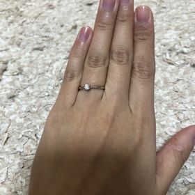 【CHARMY(チャーミー)の口コミ】 シンプルで小さい石のものにし、普段使いしやすくはめやすいものにしまし…