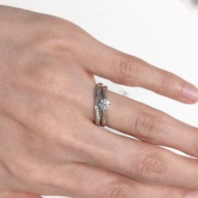 【BRIDGE(ブリッジ)の口コミ】 エンゲージリングはセンターのダイヤを起点として流れるようなフォルムが…