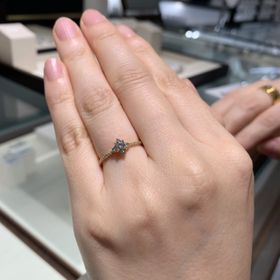 【CHARMY(チャーミー)の口コミ】 210面カットダイヤモンドがついたベーシックなデザインの婚約指輪。ダイヤ…