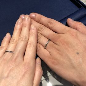 【銀座ダイヤモンドシライシの口コミ】 夫婦お揃いのデザインを探していました。
ダイヤがサイドに散りばめられて…