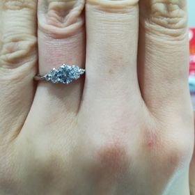 【宝寿堂(ほうじゅどう)の口コミ】 いかにも婚約指輪と言うものは避けたいけれども派手すぎるものは使いにく…