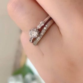 【Mariage ent(マリアージュエント)の口コミ】 華奢で可愛らしいデザインです。婚約指輪はメインのダイヤモンドが大きく…
