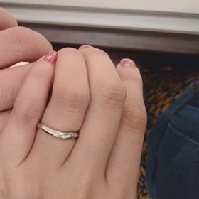 【CHARMY(チャーミー)の口コミ】 V字のラインが滑らかでダイヤが一つ一つ綺麗に輝いており存在感があるのが…