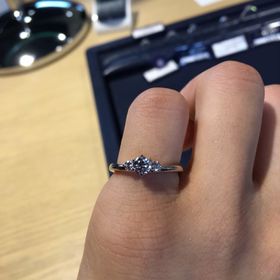 【ROYAL ASSCHER(ロイヤル・アッシャー)の口コミ】 定番のソリティアやメレダイヤの付いたものも素敵ですが、せっかくロイヤ…