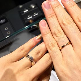 【エクセルコダイヤモンド(EXELCO DIAMOND)の口コミ】 結婚指輪は普段から付けるものなのでシンプルで石の付いていないもの。そ…