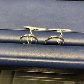 【銀座ダイヤモンドシライシの口コミ】 指輪の形はシンプルがいいけれど、ストレートだとつまらないので、 S字ラ…