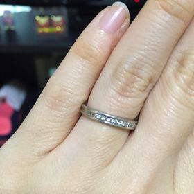 【ジュエリーツツミ(JEWELRY TSUTSUMI)の口コミ】 何種類か試着しましたが、シンプルだけれども外側にさり気なくダイヤが入…