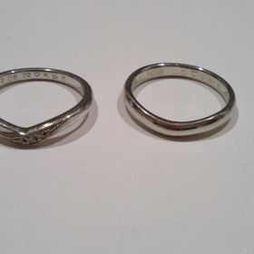 【銀座ダイヤモンドシライシの口コミ】 V型が指を細く見せてくれ、さりげなく入ったダイヤも気に入りました。私と…