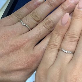 【canal4℃(カナルヨンドシー)の口コミ】 Ｖ字で細身のデザインは指を綺麗に見せてくれました。
ダイヤが立て爪で付…