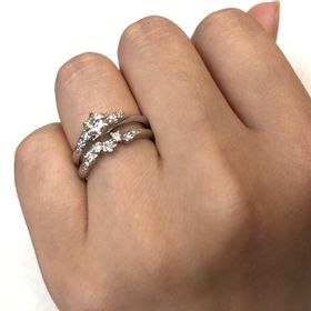 【エクセルコダイヤモンド(EXELCO DIAMOND)の口コミ】 バラが咲き乱れるようなデザインが素敵だっため購入しました。マリッジリ…
