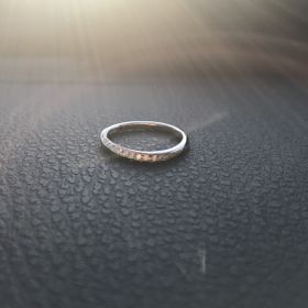 【銀座ダイヤモンドシライシの口コミ】 ストレートですが、ダイヤモンドが斜めに配置されているデザインのため、…