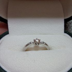 【ESTELLE(エステール)の口コミ】 シンプルなデザインですが、ダイヤモンドのカットにこだわりがあり、どこ…