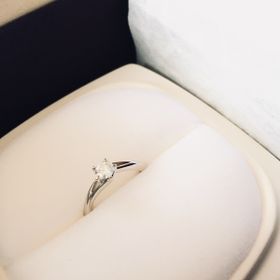 【俄(にわか)の口コミ】 ダイヤが俄オリジナルのカッティングで他とは違う美しさであったこと。ま…