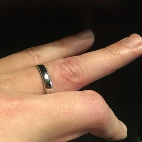 【アイプリモ(I-PRIMO)の口コミ】 シンプルでごつく綺麗。
写真でいろいろ見て別の指輪を買おうと決めた上で…