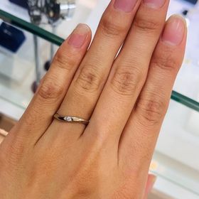 【4℃ BRIDAL(ヨンドシーブライダル)の口コミ】 ねじれているデザインで、指が長く綺麗に見えるところが大人っぽい印象で…