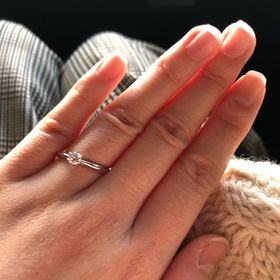 【エクセルコダイヤモンド(EXELCO DIAMOND)の口コミ】 【細身】で【シンプル】なものが良いと思い選びました。
【台座下部分に小…