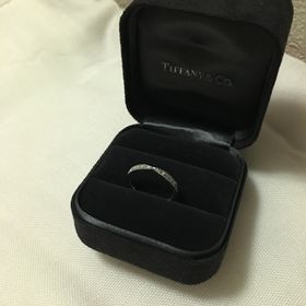 【ティファニー(Tiffany & Co.)の口コミ】 私の指は太いのですが、細いリングにダイヤが散りばめられているデザイン…