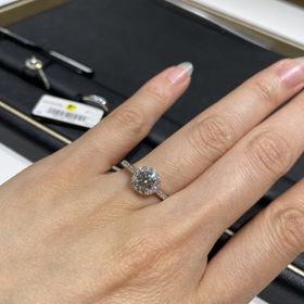 【ラザール ダイヤモンド(LAZARE DIAMOND)の口コミ】 大きな中央のダイヤモンドと周りのメレダイヤモンドの輝きに一目惚れしま…