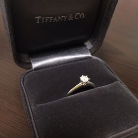 【ティファニー(Tiffany & Co.)の口コミ】 一粒ダイヤの指輪希望で何店舗か見ていたけど、形が1番好みだったので。
…