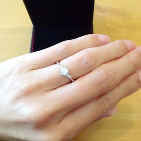 【ラザール ダイヤモンド(LAZARE DIAMOND)の口コミ】 シンプルな一粒ダイヤがいい、と決めていたのですぐにデザインは数種類に…