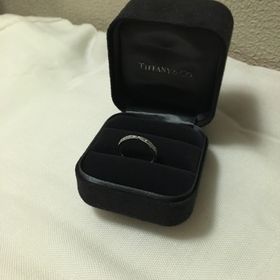 【ティファニー(Tiffany & Co.)の口コミ】 結婚指輪と一緒につけたいと思ったので、同じブランドで統一しました。
同…