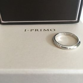 【アイプリモ(I-PRIMO)の口コミ】 ダイヤが指輪の半分のみに使用されていて、
ダイヤ部分を上向きにするとと…