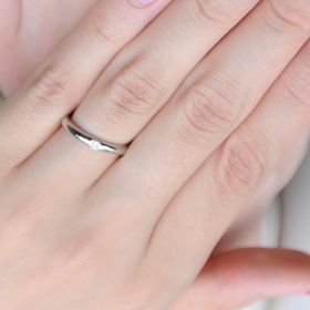 【ギンザタナカブライダル(GINZA TANAKA BRIDAL)の口コミ】 始めは5個ほどダイヤがついている物と悩みましたが、
毎日つける物という…