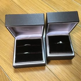 【アイプリモ(I-PRIMO)の口コミ】 まず、結婚指輪の洗練されたシンプルなデザインにひかれた。婚約指輪は小…