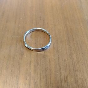 【ギンザタナカブライダル(GINZA TANAKA BRIDAL)の口コミ】 購入しやすいお手頃価格になります。
自分は指が大きいので多少大きい指輪…