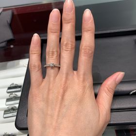 【ラザール ダイヤモンド(LAZARE DIAMOND)の口コミ】 最初はシンプルなダイヤが一石のみの婚約指輪を検討していましたが、店舗…