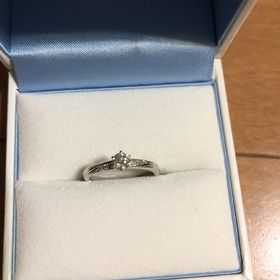 【GALA JEWELRY(ガラジュエリー)の口コミ】 結婚指輪と重ね付けすることを考え、ストレートラインで普段使い出来るも…