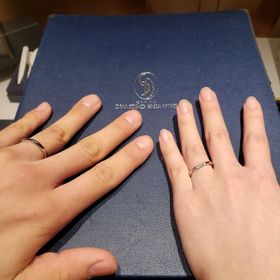 【銀座ダイヤモンドシライシの口コミ】 結婚指輪は絶対にペアのもの！と決めていました。
ですが、彼と指輪の好み…