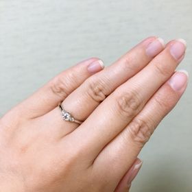 【銀座ダイヤモンドシライシの口コミ】 指輪のデザインはメインの石に対して両側にもダイヤモンドが付いており豪…