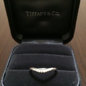 【ティファニー(Tiffany & Co.)の口コミ】 プラチナで、ダイヤが入っているものを探していました。シンプルな一粒ダ…