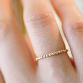 【ヒーミー(himie)の口コミ】 ファッションリング感覚でもつけられる。アームが細く、マリッジリングと…